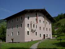 Brixen im Thale, Widum an der Dorfstrae, erbaut im 14. Jahrhundert (09.06.2013)