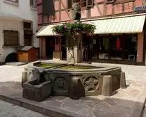 Schlettstadt (Selestat), historischer Brunnen in der Altstadt, Juni 2014