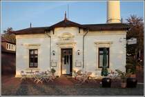 In diesem ehemaligen Schleusenwrterhaus - fr die nicht mehr vorhandene Schleuse zum Alten Hafen in Bremerhaven - ist heute das  Wasserschout  untergebracht, ein kleines aber vorzgliches Bier- und Speiselokal. Aufnahmedatum: 22.09.2007.