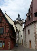 Schlettstadt (Selestat), Blick durch eine Altstadtgasse zum Uhrturm, Juni 2014
