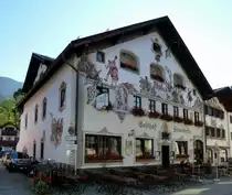 Garmisch-Partenkirchen, Hotel-Gasthof Fraundorfer in der historischen Ludwigstrae, seit 1857, mit typischer Fassadenmalerei, Aug.2014