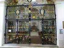 Freystadt, aufwendig gestaltetes schmiedeeisernes Gitter am Haupteingang der Wallfahrtskirche Maria Hilf, Aug.2014