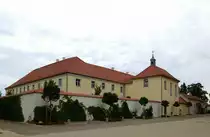Freystadt, die Gebude des Franziskanerklosters unmittelbar neben der Wallfahrtskirche Maria Hilf, Aug.2014