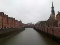 Hamburg am 23.2.2015: Speicherstadt, Zollkanal, rechts St. Katharinen