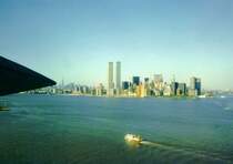 New York, Mai 1981. Super Ausblick von der Krone der Freiheitsstatue auf die Skyline von Manhattan (on the left, Crown of Liberty)