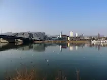 Blick vom Lentos auf LINZ-Urfahr, mit Ars-Electronica-Center u.Stadtpfarrkirche, und im Hintergrund der Pstlingberg; 150227