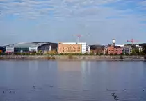 Am Rheinufer zwischen Bonn-Beuel und Bonn-Oberkassel der  Bonner Bogen . Von links nach rechts: 5-Sterne-Hotel Kameha Grand, Rohm�hle und Direktorenvilla - 01.11.2014