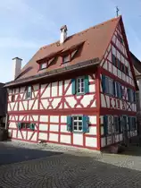 H�ttenheim, zweigeschossiger giebelst�ndiger Sichtfachwerkbau mit Satteldach, erbaut im 17. Jahrhundert (08.03.2015)