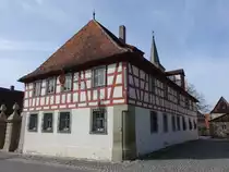 H�ttenheim, Ebracher Schultheissenhof, zweigeschossiges Walmdachhaus mit Fachwerkobergeschoss, erbaut 1778 (08.03.2015)