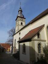 Httenheim, Ev. Pfarrkirche in der Kirchenburg, Turm romanisch, Chor und Langhaus erbaut im 18. Jahrhundert (08.03.2015)
