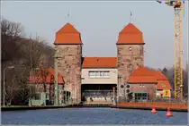 Minden. Die Schachtschleuse Minden wurde 1914 in Betrieb genommen und erm�glicht am Wasserstra�enkreuz den 13 m hohen Abstieg vom Mittellandkanal zur Weser und umgekehrt.
08.03.2015