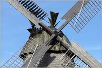 Petershagen. Die Windmhle in Melingen besitzt zwei Windrosen zur Drehung der Haube. 08.03.2015