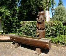 Kirchzarten, hlzerner Brunnen im Ortszentrum, Juni 2014
