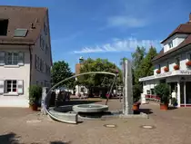 Kirchzarten, Blick in die Fu�g�ngerzone mit dem Brunnen  Zeitensegel , im Hintergrund das Alte Rathaus, Juni 2014