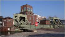 Bremerhaven. Diese Klappbrcken berqueren den Verbindungskanal zwischen dem Alten und dem Neuen Hafen und wurden in der zweiten Hlfte der 1920er Jahre errichtet. Die schmalere Brcke (links) war als Eisenbahnberfhrung vorgesehen, die breitere Brcke dem Straenverkehr. Das Ensemble mit den drei in Klinkerbauweise errichteten Maschinenhusern ist denkmalgeschtzt.
19.02.2015