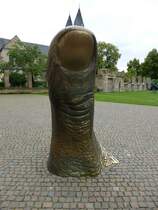 Koblenz, das Kunstwerk  der Daumen  von Cesar steht seit 1993 im Blumenhof des Ludwig-Museums, Sept.2014