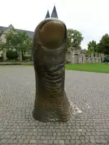 Koblenz, das Kunstwerk  der Daumen  von Cesar steht seit 1993 im Blumenhof des Ludwig-Museums, Sept.2014