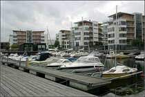 Liding: modernes Wohnen direkt am Wasser in Liding Gshaga. 16.8.2007 (Matthias)