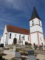 Hainsfarth, Kath. St. Andreas Kirche, Saalbau mit Rechteckchor, Strebepfeilern an den Gebudeecken, Chor und Langhaus erbaut 1653 (18.03.2015)