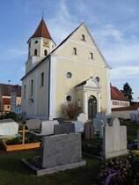 Laub, Kath. Pfarrkirche St. Margareth, Chorturmkirche, einschiffiges Langhaus mit Rechteckchor im Turm, erbaut ab 1400, barockisiert 1711 (18.03.2015)