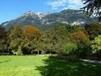 Garmisch-Partenkirchen, Blick in den Kurpark Garmisch, im Hintergrund die Ammergauer Alpen, Sept.2014