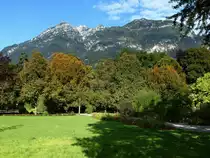 Garmisch-Partenkirchen, Blick in den Kurpark Garmisch, im Hintergrund die Ammergauer Alpen, Sept.2014