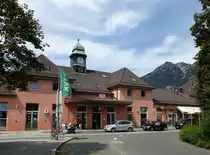Garmisch-Partenkirchen, das Bahnhofsgeb�ude von der Stra�enseite, Aug.2014