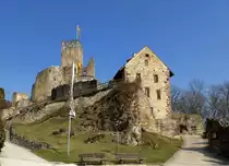 Burgruine R�tteln, Blick vom Innenhof der Vorburg zur Oberburg oder Kernburg, M�rz 2015