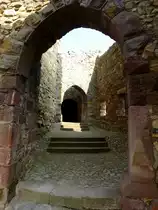 Burgruine R�tteln, durch das dreistufige, aus drei Toren bestehende Sicherheitswerk gelangte man in die Kernburg, M�rz 2015