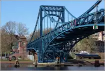 22.03.2015Wilhelmshaven. Die Kaiser-Wilhelm-Br�cke wurde in den Jahren 1905 bis 1907 von der MAN, Zweiganstalt Gustavsburg, erbaut. Eine Grundsanierung fand 2011/12 statt. Es handelt sich hier um eine fachwerkgenietete, symmettrische, 2-fl�gelige Doppeldrehbr�cke mit Hubwerk, die eine Spannweite von 159 m besitzt. Hier ein Blick vom S�dstrand. 22.03.2015