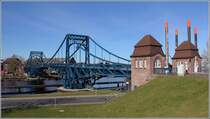 Wilhelmshaven. Die Kaiser-Wilhelm-Brcke wurde in den Jahren 1905 bis 1907 von der MAN, Zweiganstalt Gustavsburg, erbaut. Eine Grundsanierung fand 2011/12 statt. Es handelt sich um eine fachwerkgenietete, symmettrische, 2-flgelige Doppeldrehbrcke mit Hubwerk, die eine Spannweite von 159 m besitzt. Hier ein Blick vom Sdstrand. 22.03.2015