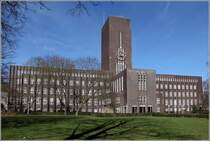 Wilhelmshaven. Das Gebude wurde in den Jahren 1927 bis 1929 als Rathaus der damaligen Stadt Rstringen (48.000 Einwohner) errichtet und vom Architekten Fritz Hger ( 1877 - 1949) entworfen. Das Gebude ist schnes Beispiel fr den norddeutschen Backsteinexpressionismus. Hier ein Blick auf die Sdseite. 22.03.2015