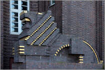 Wilhelmshaven. Ein aus Klinkersteinen gemauerter Lwe neben dem Haupteingang des Rathauses. 
22.03.2015