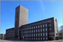 Wilhelmshaven. Das Gebude wurde in den Jahren 1927 bis 1929 als Rathaus der damaligen Stadt Rstringen (48.000 Einwohner) errichtet und vom Architekten Fritz Hger ( 1877 - 1949) entworfen. 1937 wurden Rstringen mit Wilhelmshaven vereinigt. Das Rathaus wurde das Rathaus Wilhelmshavens. Hier ein Blick auf die Nordseite.
22.03.2015