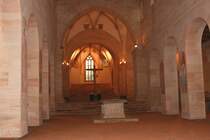 Blick am 27.03.2015 in die romanische Klosterkirche Lorch. Bemerkenswert fand ich, dass das Sonnenlicht von auen nur in den Altarraum schien und diesen interessant ausleuchtete.