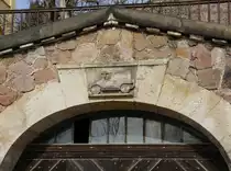 Dieses ein altes Auto darstellende Relief befindet sich �ber einer Garageneinfahrt in Radebeul; Aufnahme vom 08.03.2015
