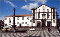 Madeira. Die Igreja do Colegio am Rathausplatz. Scan eines Dias vom Januar 1995.