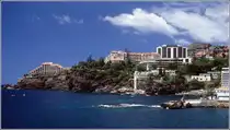 Madeira. Hotelanlagen im Westen von Funchal. In der Bildmitte ist das ber�hmte  Reid's  zu sehen. Scan eines Dias vom Sommer 1999.