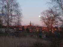 Der Mond ber den St.Marienkirche in Bergen/Rgen,am 03.April 2015,kndigte eine kalte Nacht an was man am nchsten Morgen an den vereisten Auto`s dann sah.