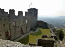 L�rrach, Burgruine R�tteln, Blick auf den Burghof der Kernburg mit dem Torturm, M�rz 2015