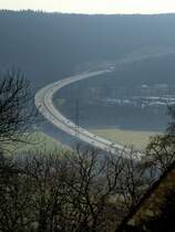 Lrrach, Blick von der Burgruine Rttel auf einen Teil der Autobahnbrcke der A98 ber das Wiesental, gehrt mit 1211m Lnge zu den lngsten Straenbrcken in Deutschland, erffnet 1983, Mrz 2015