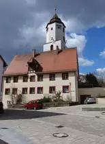 Pommelsbrunn, Ev. St. Lorenz Kirche und Pfarrhaus am Kirchplatz, Chorturm 14. Jahrhundert, Langhaus erbaut von 1726 bis 1731 (05.04.2015)