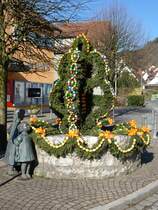 Osterbrunnen am Marktplatz von Vorra, Nrnberger Land (05.04.2015)