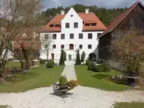 Schloss H�gen, zweigeschossiger Bau mit Walmdach, erbaut ab 1733 (05.04.2015)