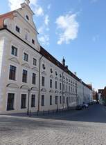 Amberg, ehem. Jesuitenkolleg, erbaut 1665 bis 1669 durch Wolfgang Hirschstetter, 
Nordflgel erbaut 1684 durch Georg Dientzenhofer, heute Provinzialbibliothek und Internat des Max Reger Gymnasium (06.04.2015)