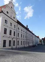 Amberg, ehem. Jesuitenkolleg, erbaut 1665 bis 1669 durch Wolfgang Hirschstetter, 
Nordfl�gel erbaut 1684 durch Georg Dientzenhofer, heute Provinzialbibliothek und Internat des Max Reger Gymnasium (06.04.2015)