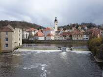 Schwandorf, Ausblick ber die Naab auf die Altstadt mit St. Jakob Kirche (06.04.2015)