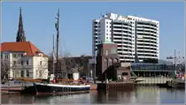 Bremerhaven. Szenerie am Neuen Hafen. Rechts sind vor dem Nordturm des Columbus Centers die Klappbr�cken �ber den Kanal zum Alten Hafen zu sehen.
06.04.2015