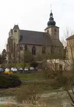 Blick �ber das F�sschen Nied zur Kirche Sainte Croix (ehemalige Klosterkirche)in Bouzonville - Die Kirche ist eine ohne Querschiff erbaute gotische Pseudo-Basilika mit offener Vorhalle. Der Turm erhielt in der Barockzeit eine welsche Haube. Das Chorgest�hl mit fig�rlichen Schnitzereien entstammt der Barockzeit. Der Chorabschluss der Kirche verf�gt �ber zwei f�r Lothringen typische Chorflankent�rme. Das Mittelschiff ist 17 m hoch, die Seitenschiffe erreichen eine H�he von 10 m. 03.04.2015