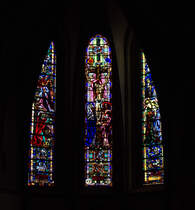 Kurz hinter der Grenze in Lothringen liegt Bouzonville. Hier gab es eine Klosteranlage, einige Gebude erinnern noch daran. Die sonst eher schlichte Kirche Sainte Croix besitzt aber sehenswerte Kirchenfenster. 03.04.2015.